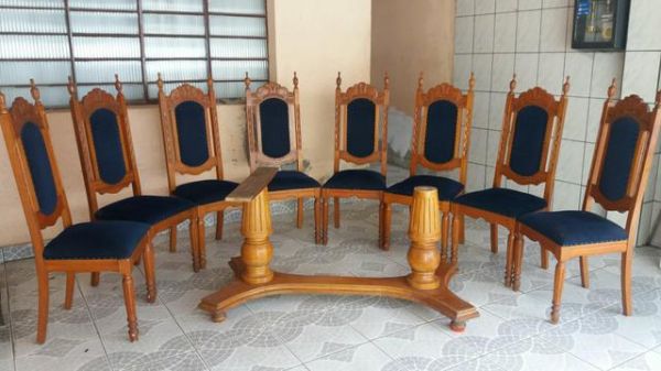 Mesa De Madeira Maçica Com 8 Cadeiras Estilo Colonial